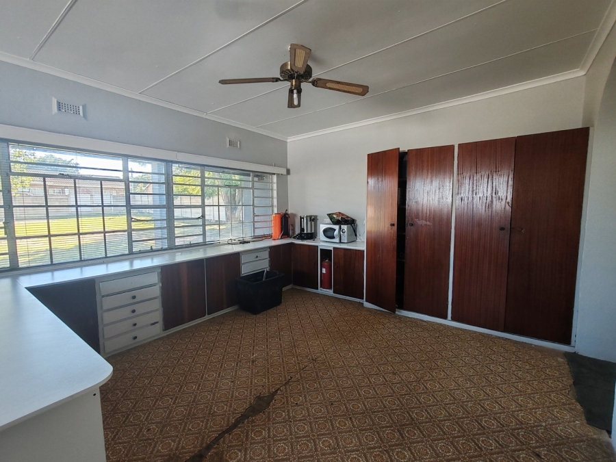 To Let commercial Property for Rent in Uitenhage Upper Central Eastern Cape